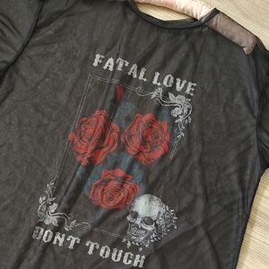 FATAL LOVE Black  Graphic Tee Roses Skull Size Large EUC